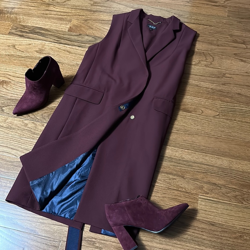 NWOT RICH BURGUNDY WOMENS TOPSHOP size 10 LONG VEST with belt, brass snaps